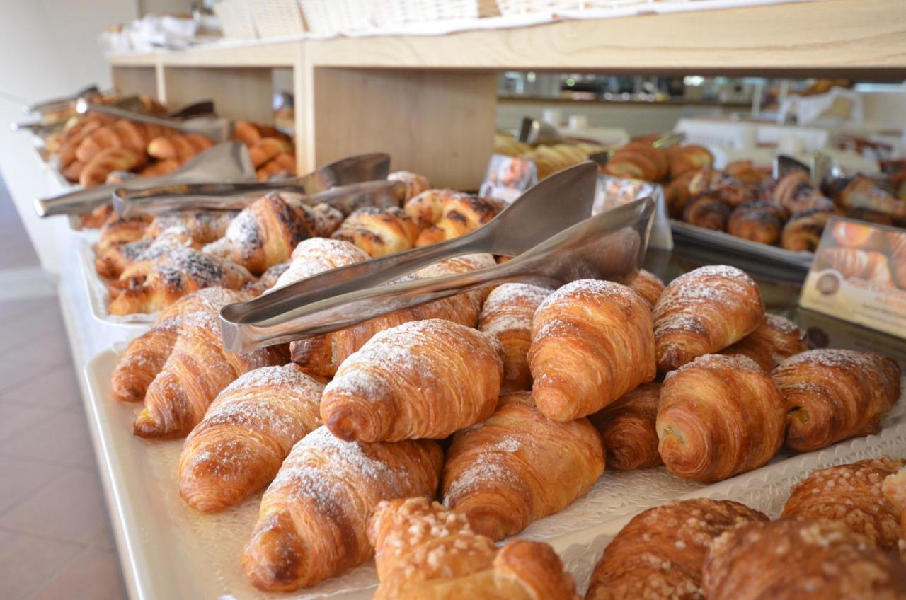 Savoy Beach Hotel & Thermal Spa Bibione Dış mekan fotoğraf Croissants