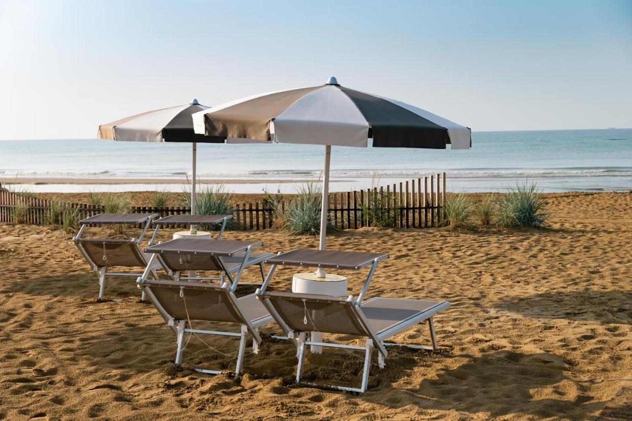 Savoy Beach Hotel & Thermal Spa Bibione Dış mekan fotoğraf Beach furniture