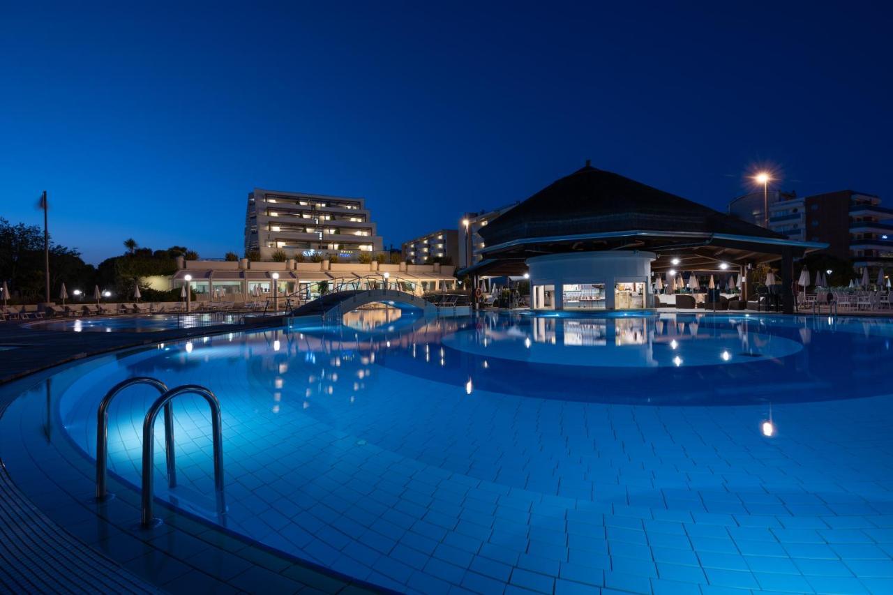 Savoy Beach Hotel & Thermal Spa Bibione Dış mekan fotoğraf The resort at night