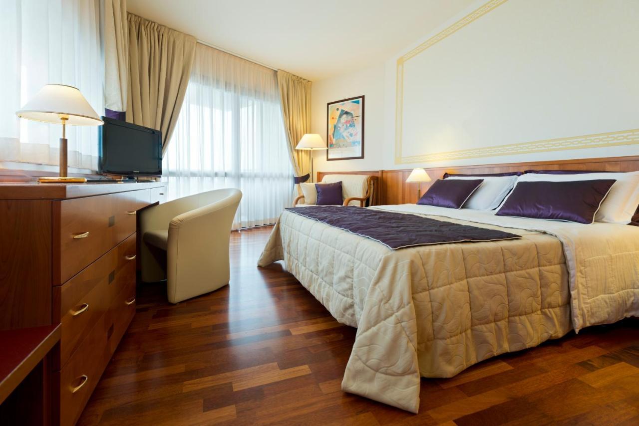 Savoy Beach Hotel & Thermal Spa Bibione Dış mekan fotoğraf A room at the hotel