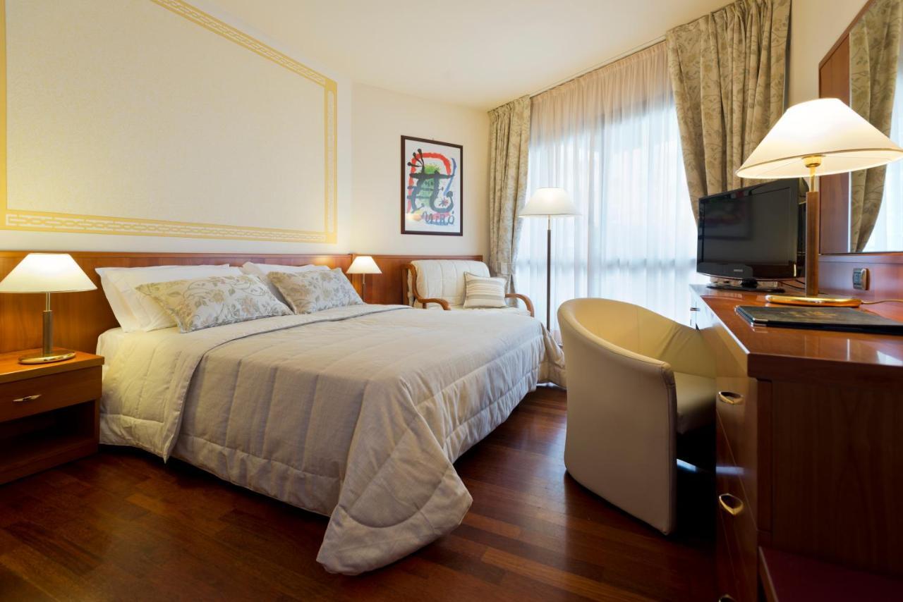 Savoy Beach Hotel & Thermal Spa Bibione Dış mekan fotoğraf A room at the hotel