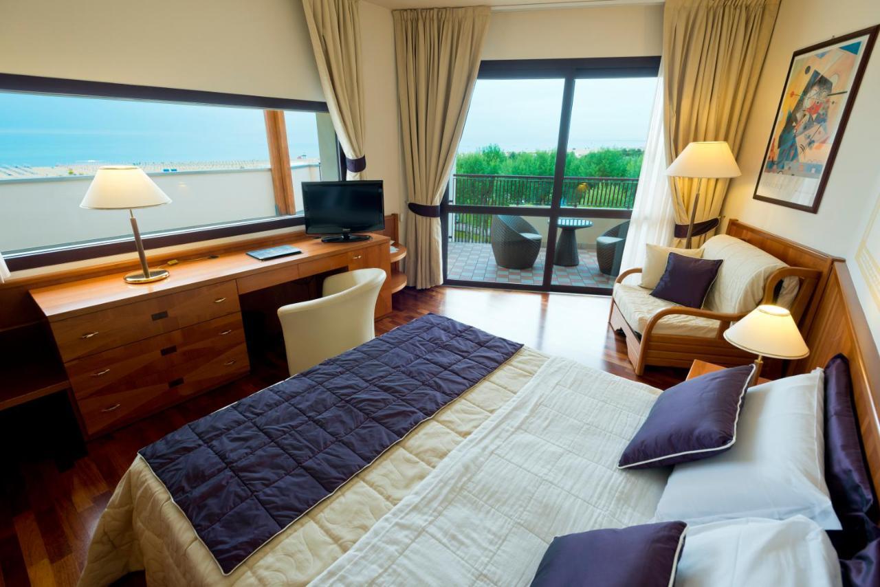 Savoy Beach Hotel & Thermal Spa Bibione Dış mekan fotoğraf A room at the hotel