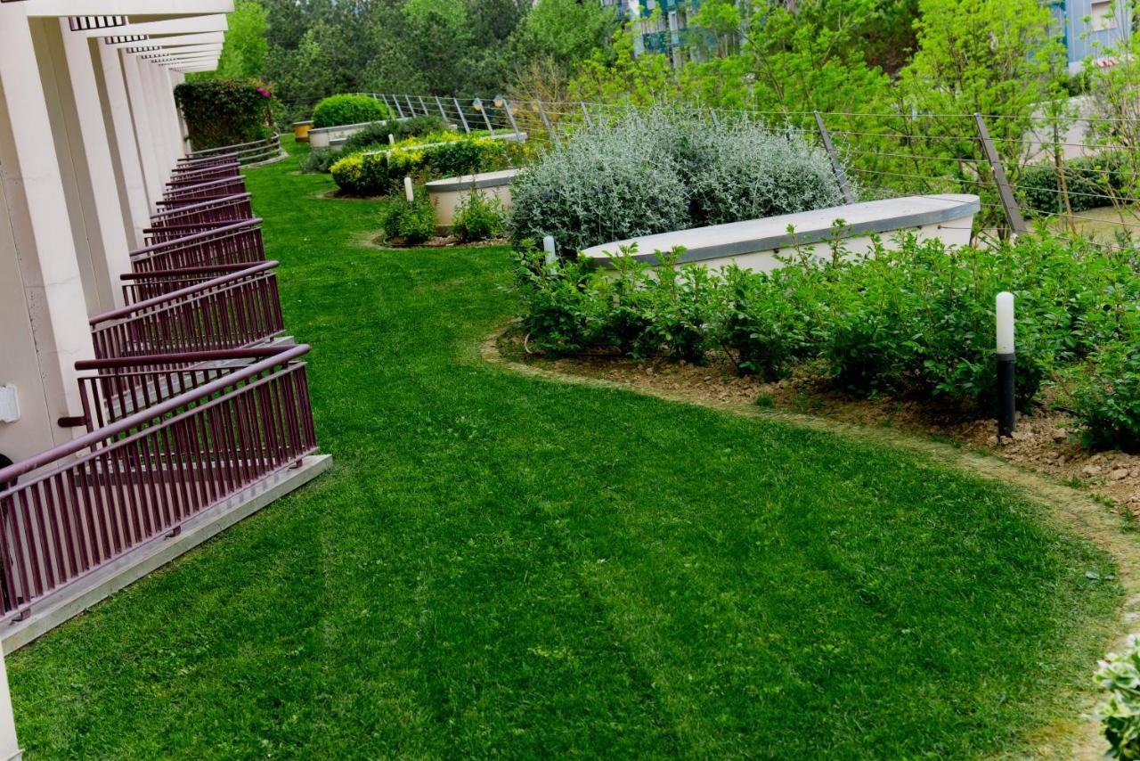 Savoy Beach Hotel & Thermal Spa Bibione Dış mekan fotoğraf A lawn