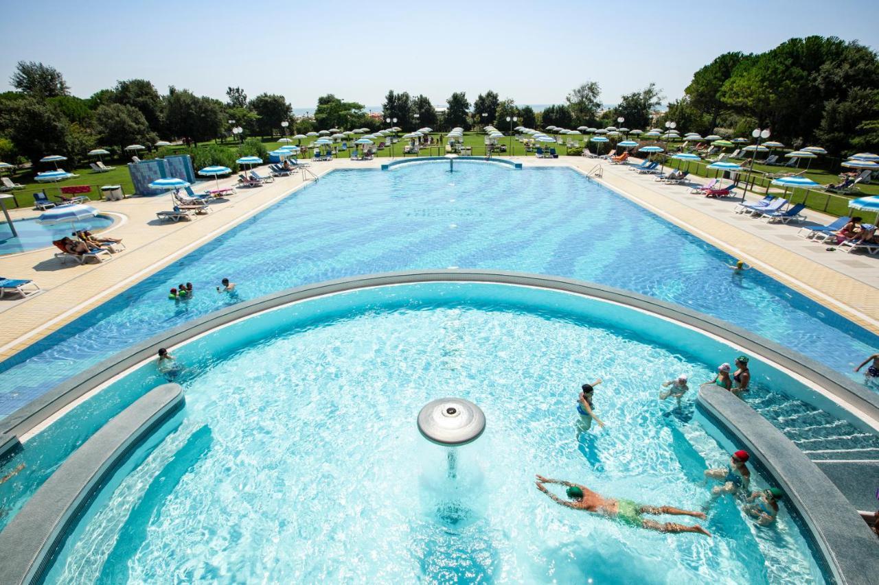 Savoy Beach Hotel & Thermal Spa Bibione Dış mekan fotoğraf The swimming pool at the spa
