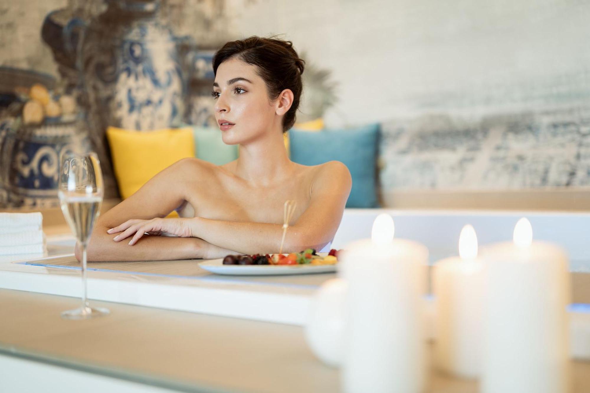 Savoy Beach Hotel & Thermal Spa Bibione Dış mekan fotoğraf A woman at a spa