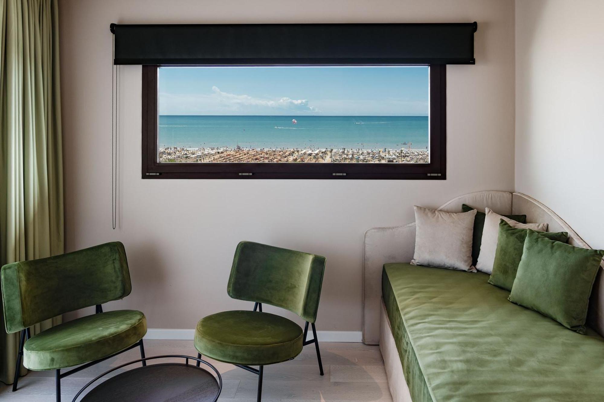 Savoy Beach Hotel & Thermal Spa Bibione Dış mekan fotoğraf A window with a view of the sea