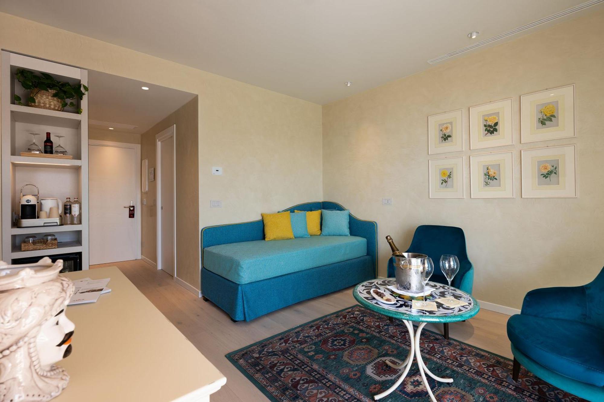Savoy Beach Hotel & Thermal Spa Bibione Dış mekan fotoğraf A living room in a typical apartment