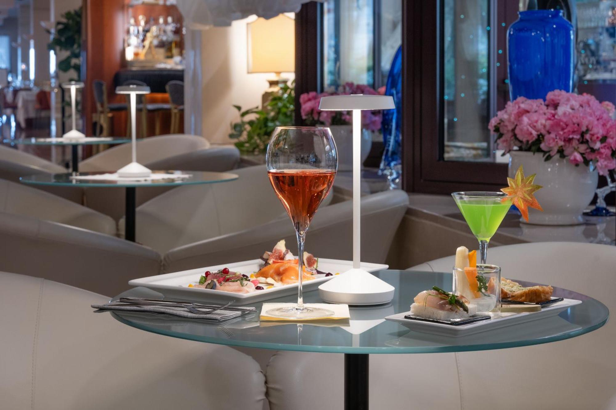 Savoy Beach Hotel & Thermal Spa Bibione Dış mekan fotoğraf A glass table