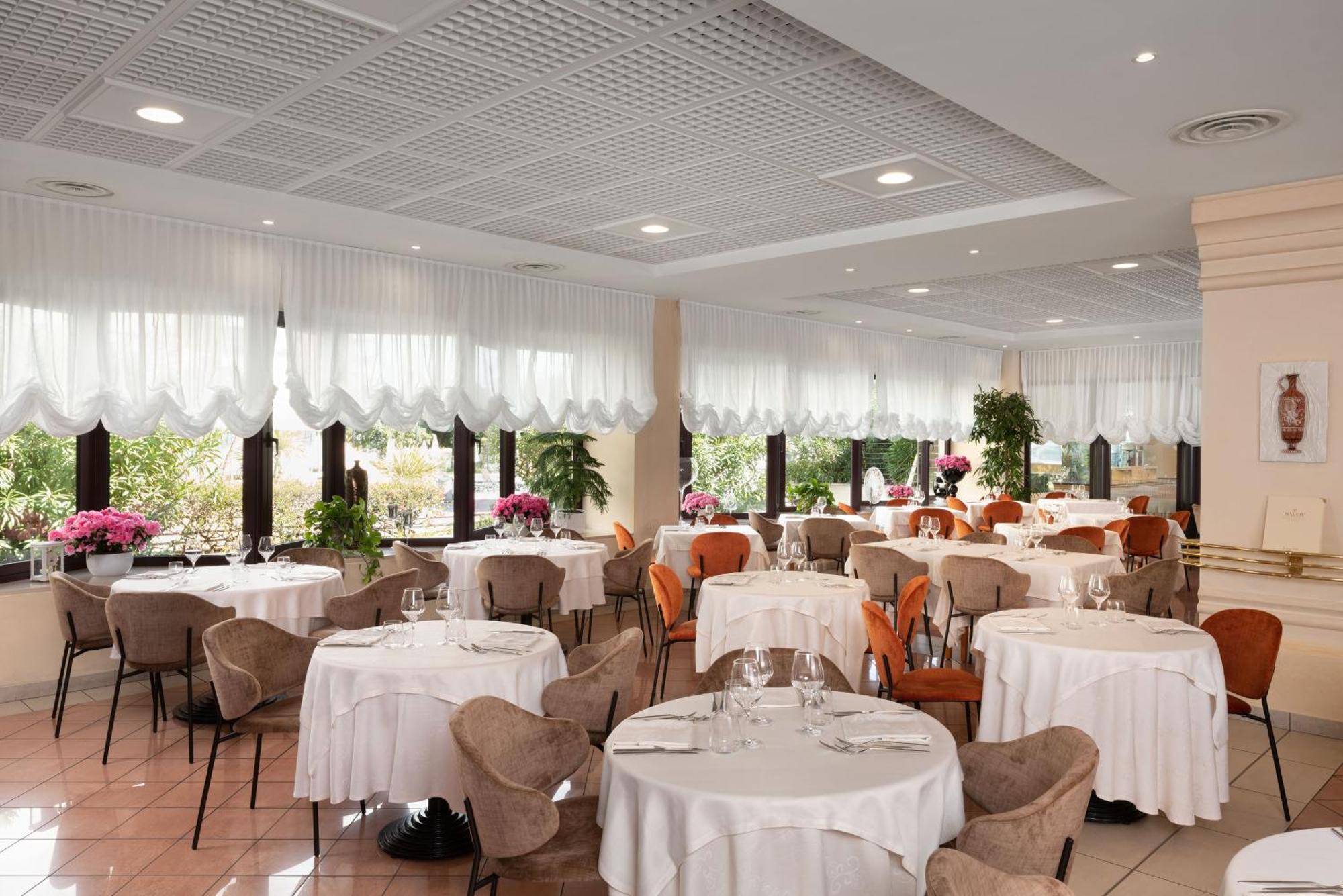 Savoy Beach Hotel & Thermal Spa Bibione Dış mekan fotoğraf Restaurant interior