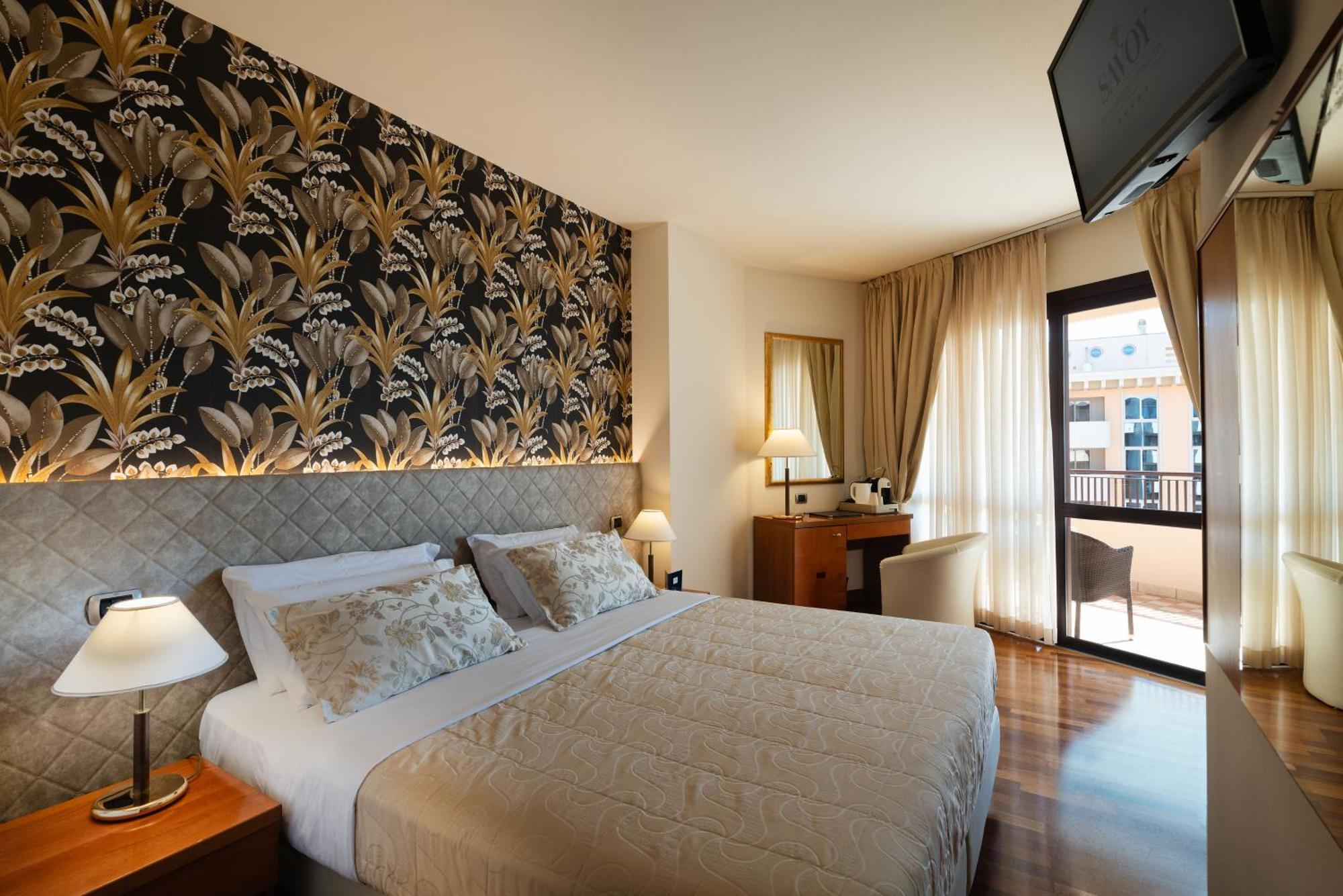 Savoy Beach Hotel & Thermal Spa Bibione Dış mekan fotoğraf A room at the hotel