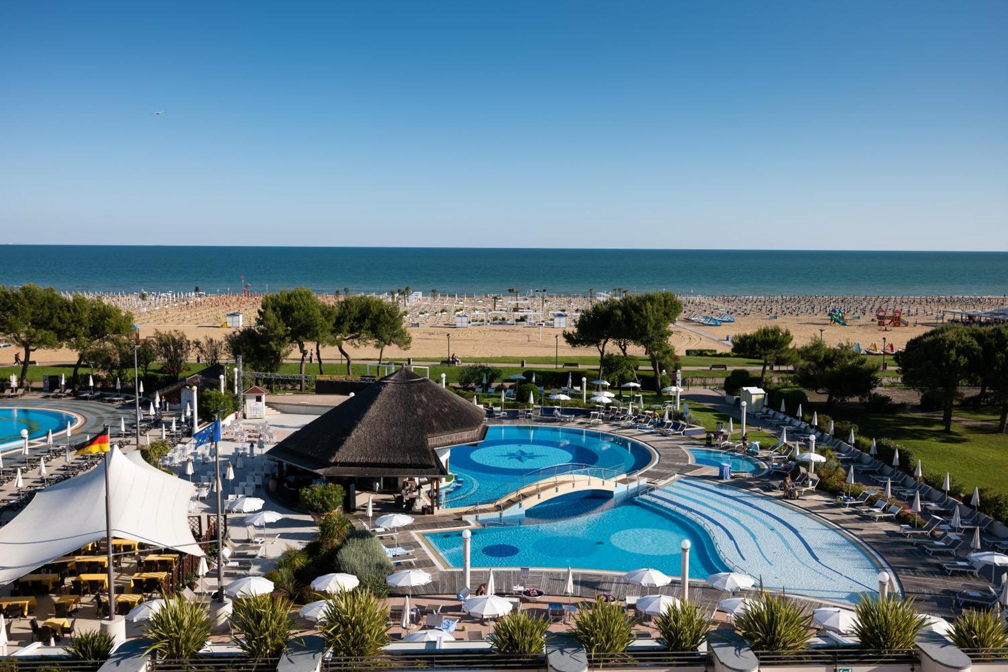 Savoy Beach Hotel & Thermal Spa Bibione Dış mekan fotoğraf A view of the beach at the resort