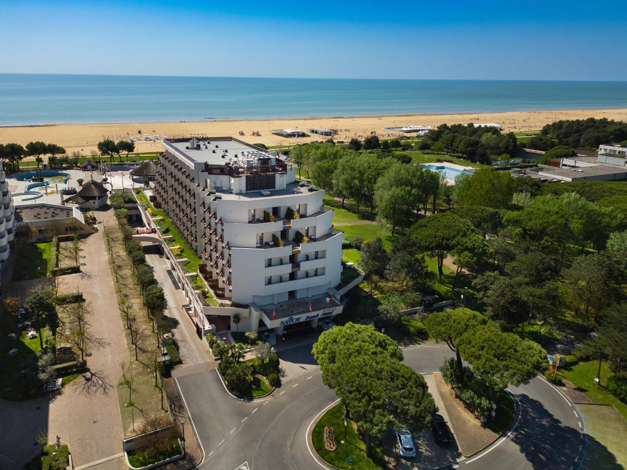 Savoy Beach Hotel & Thermal Spa Bibione Dış mekan fotoğraf Aerial view of the hotel