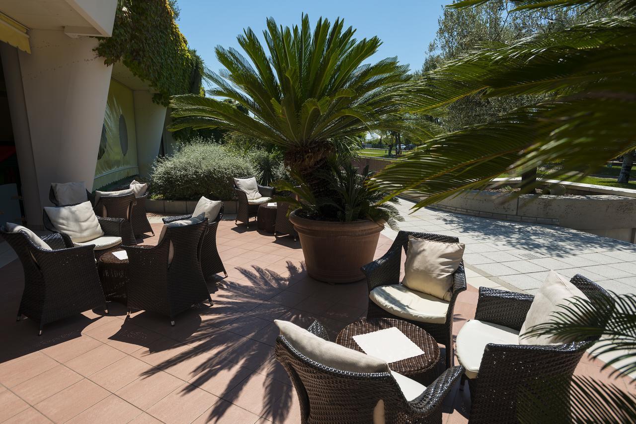 Savoy Beach Hotel & Thermal Spa Bibione Dış mekan fotoğraf The hotel's terrace